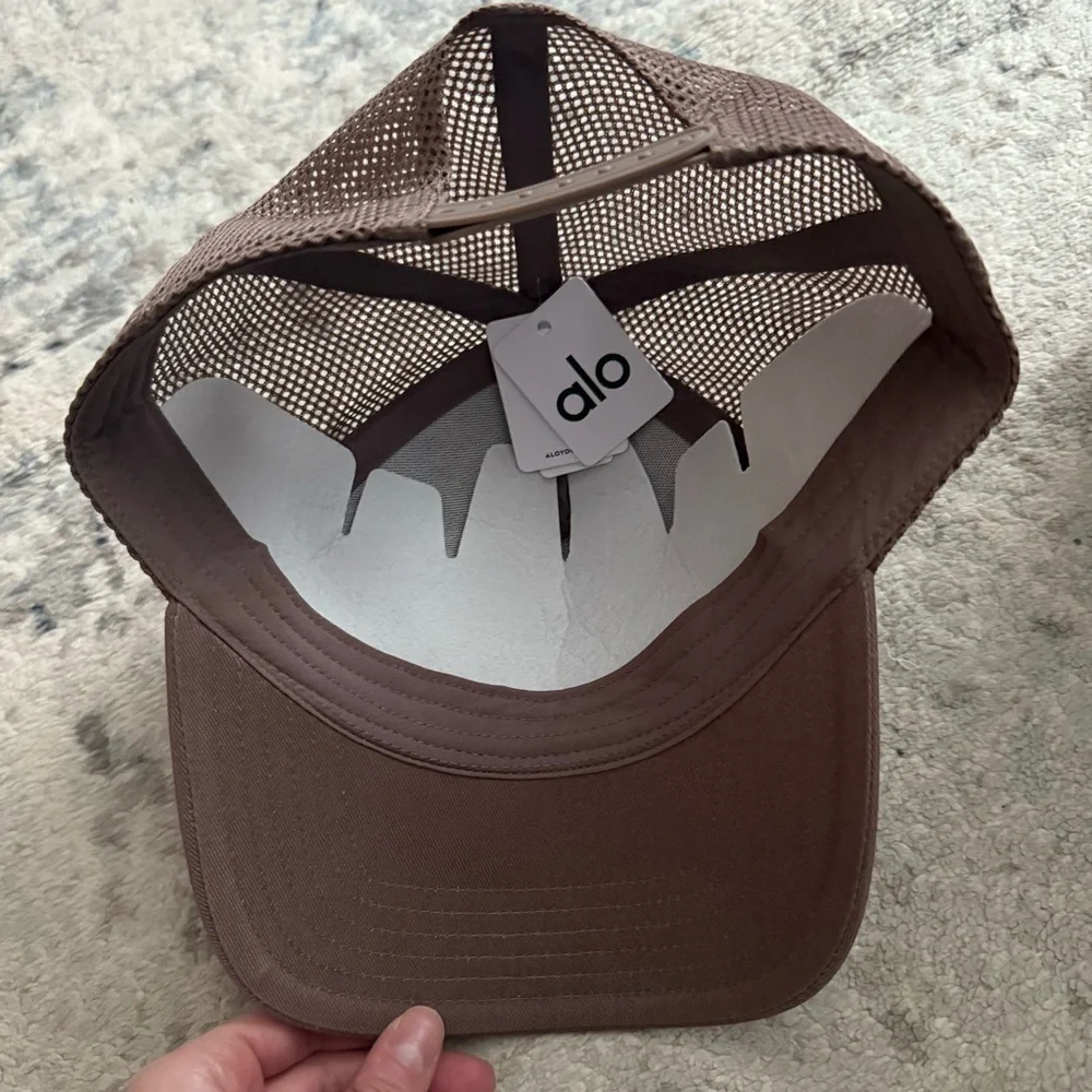 NWT ALO YOGA District Trucker Hat Mushroom